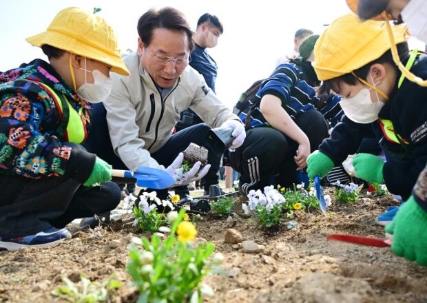 인천시, 식목일 맞아 시민과 함께 나...