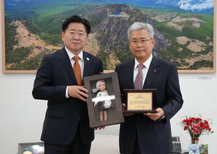 제주도, 김동철 한전 사장 명예도민 ...