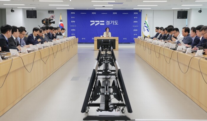 첫 공개 월간회의 주재한 추미애 지사...